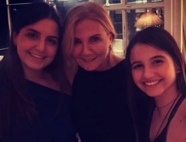 Ρεβεγιόν αγκαλιά με τις κόρες της για την σύζυγο του Κυριάκου Μητσοτάκη (φωτό)